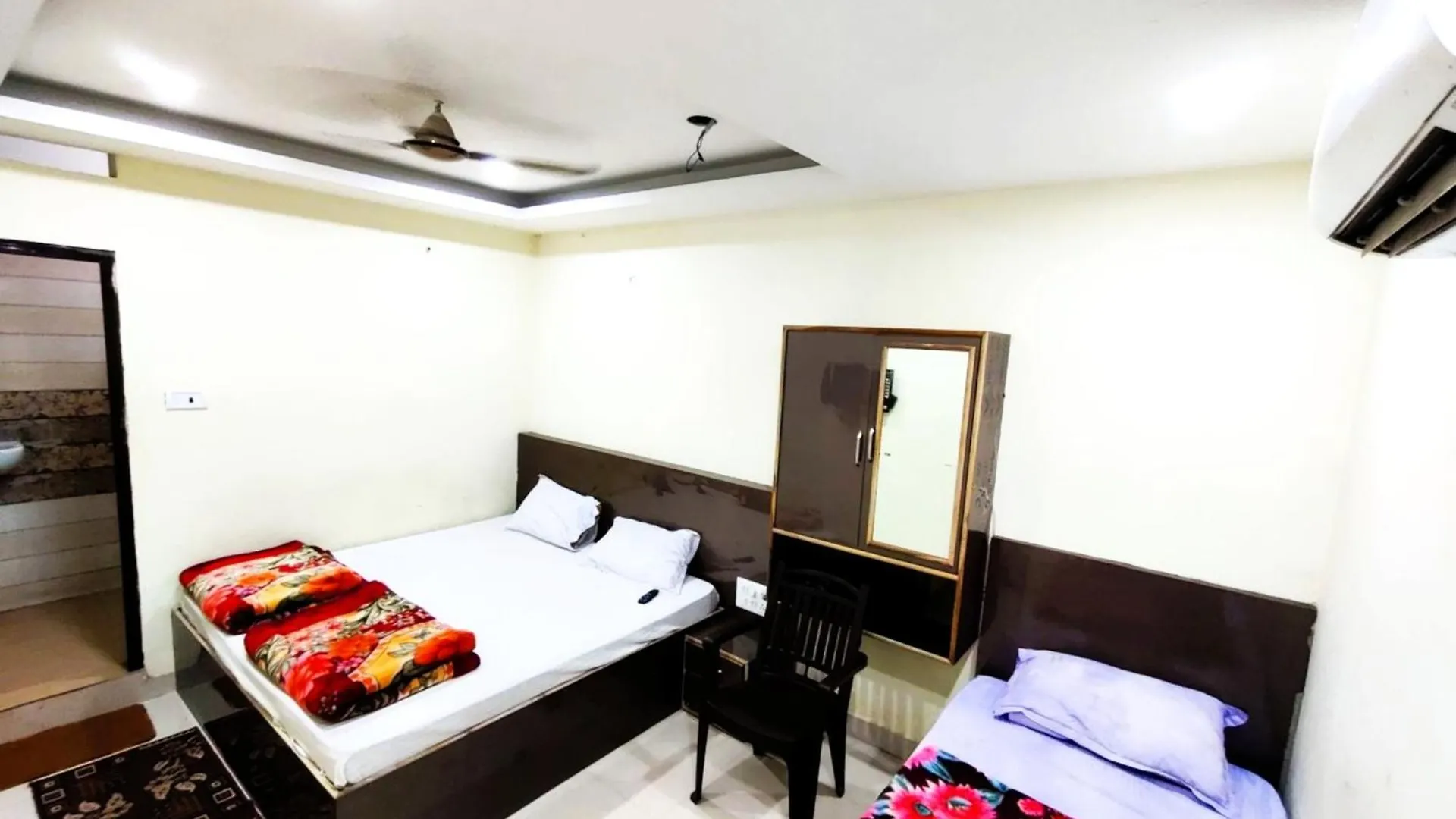 M R Swastik Guest House Varanasi Near Beniya Park - Excellent Stay With Family, Parking Facilities Indie