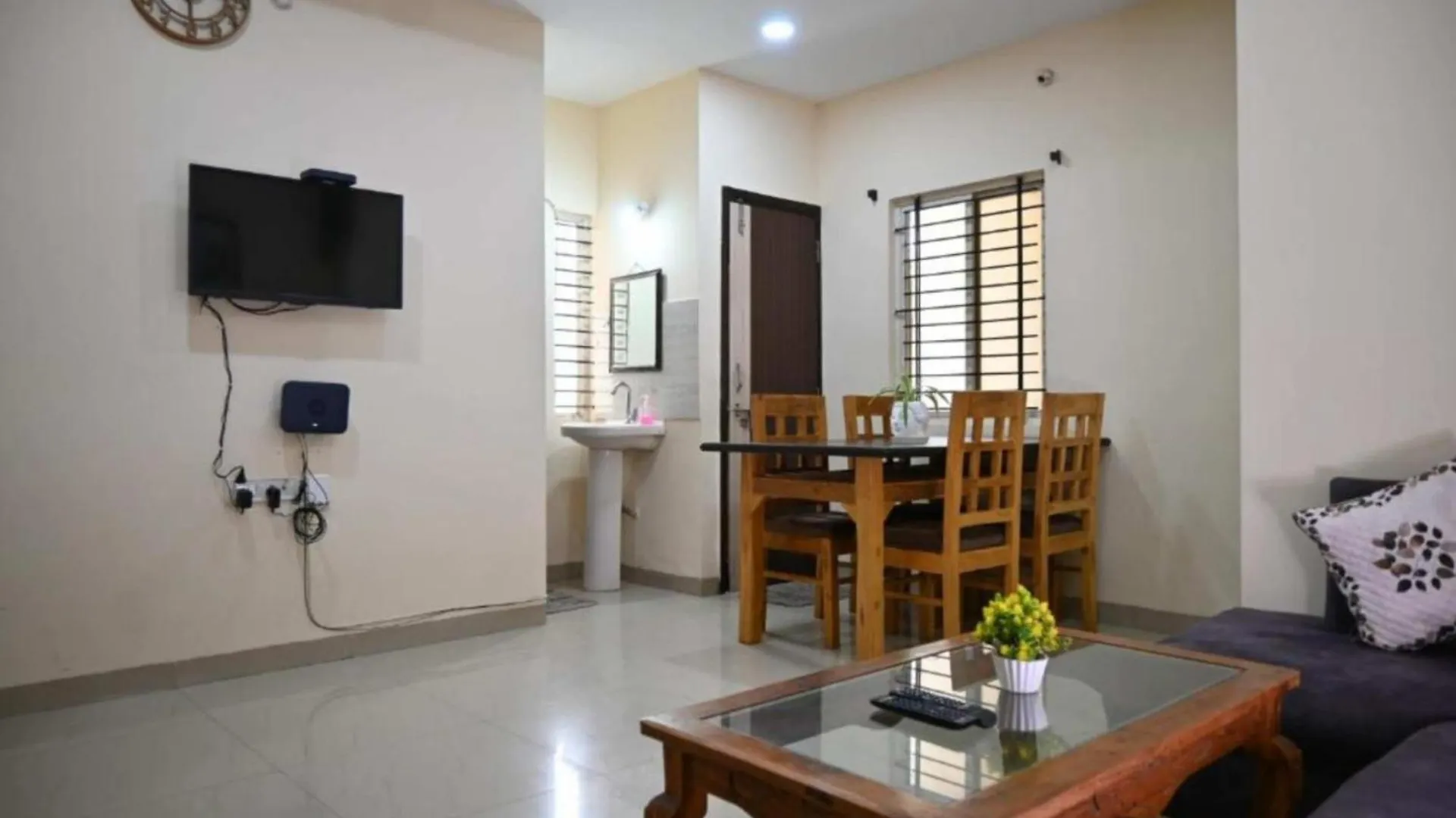 M R Swastik Guest House Varanasi Near Beniya Park - Excellent Stay With Family, Parking Facilities Indie